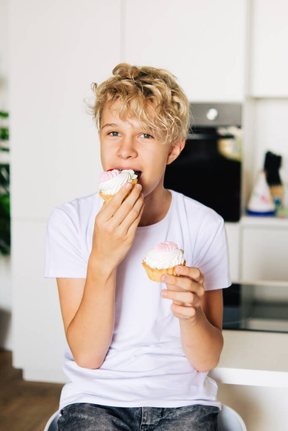 Teen boy celebrates his birthday with a cake. - Foto, Bild