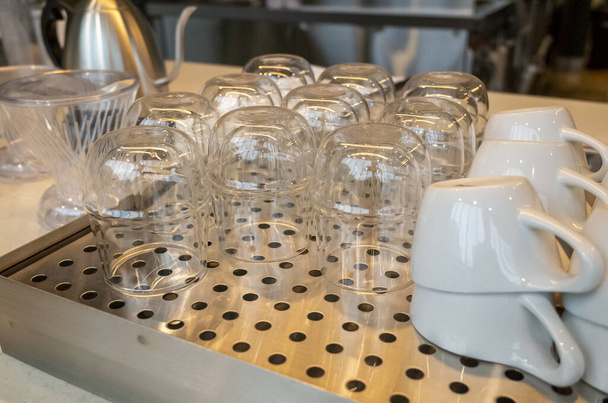 Detailní záběr čistých hrnků a sklenic v kavárně - Fotografie, Obrázek