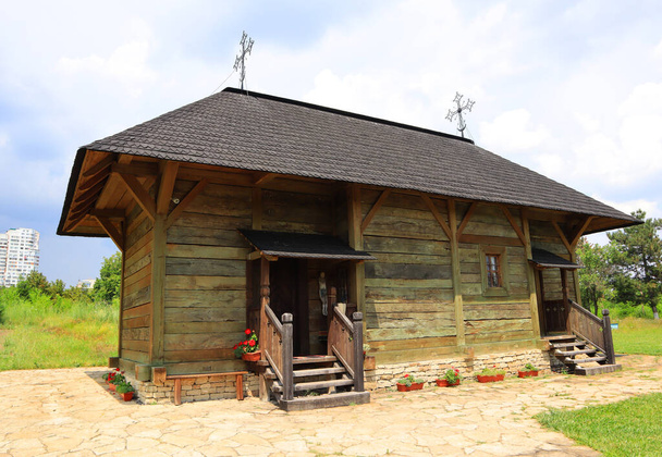 モルドバチシナウの村博物館の木造教会 - 写真・画像