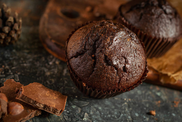 Csokoládé muffinok a rusztikus fa háttér - Fotó, kép