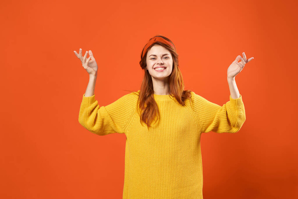 mulher alegre em amarelo suéter estúdio moda decoração - Foto, Imagem