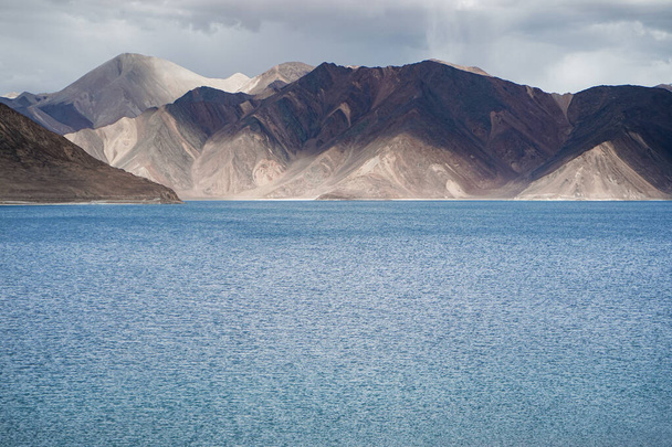 A scenic view of Pangong Lake and mountains in the background in Ladakh, India - Φωτογραφία, εικόνα