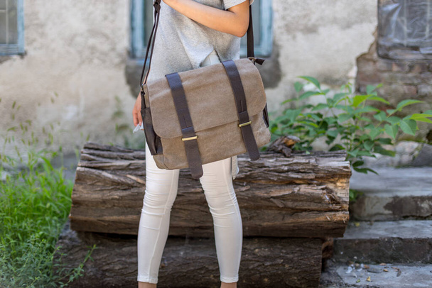 Vrouw met een grijze canvas boodschappentas. Unisex tas te koop. - Foto, afbeelding