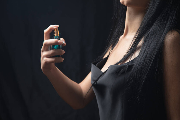 girl sprinkles perfume on herself - Fotografie, Obrázek