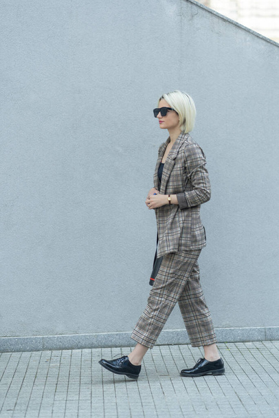 Casual mujer de negocios vestida está caminando hacia la empresa - Foto, Imagen