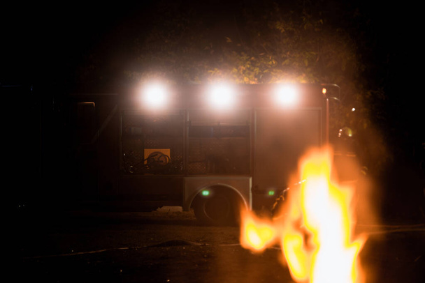 Пожарная группа в действии борется с огнем в ночное время
 - Фото, изображение