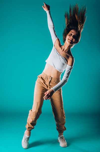 Молодий танцюрист, що практикує сучасний танець
 - Фото, зображення