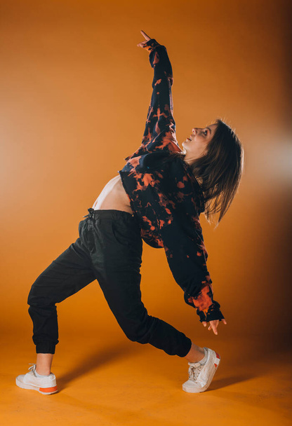 Künstlerische moderne Tänzerin übt Tanzbewegungen im Studio - Foto, Bild