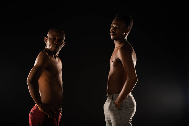 Dos hombres negros guapos y en topless posan en el estudio - Foto, imagen