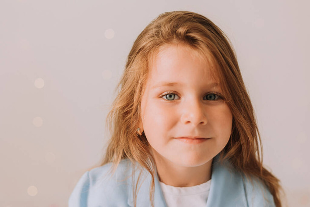 Studio muotokuva söpö lapsi tyttö sininen rento puku tilalla vaaleanpunainen lelu pupu. Kauneus tyttö poseeraa harmaa studio tausta  - Valokuva, kuva