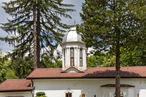Православний Дівочий монастир, присвячений Святій Трійці на горі Лулін, Софія, Болгарія. - Фото, зображення