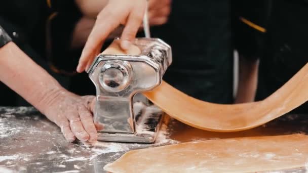 Съемки шеф-повара на кухне, готовящего тесто с машиной для макарон и лазаньи - Кадры, видео