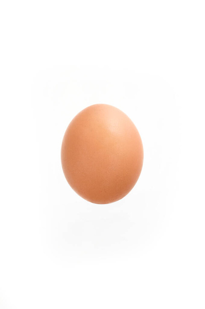 ένα αυγό σε άσπρο φόντο - Φωτογραφία, εικόνα
