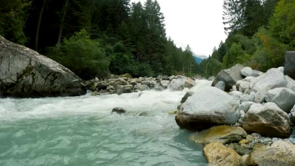  Пейзаж в Доломитовых Альпах с ручьем - 5K - Кадры, видео