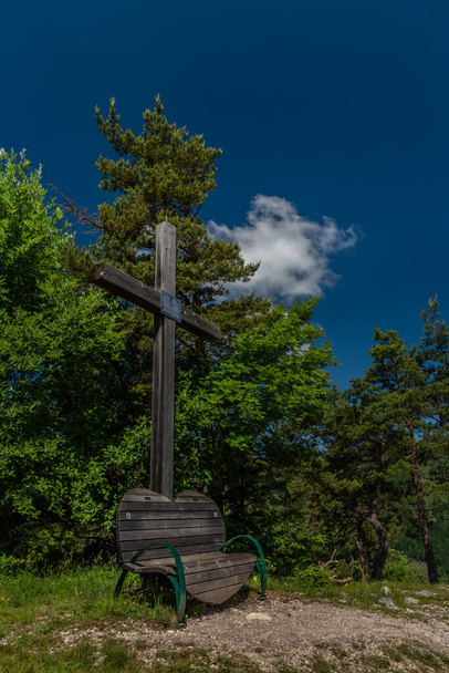 Sankt Radegund ville près de Graz ville en Autriche en été jour de couleur chaude et crucifix sur - Photo, image