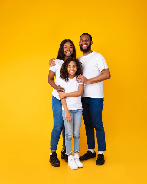 African American man posing with wife and smiling daughter - Foto, Bild