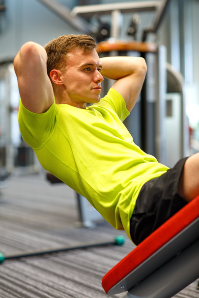 man exercising in gym - Foto, imagen