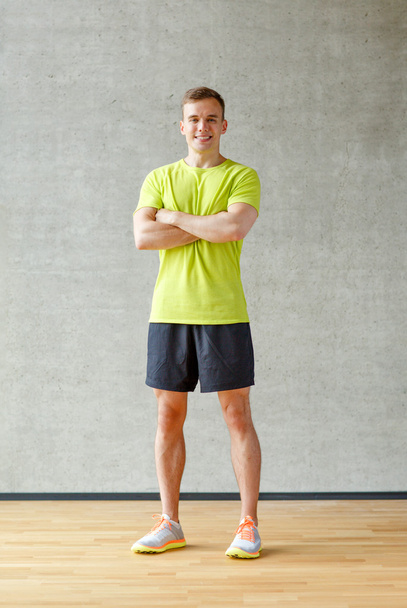 smiling man in gym - Valokuva, kuva