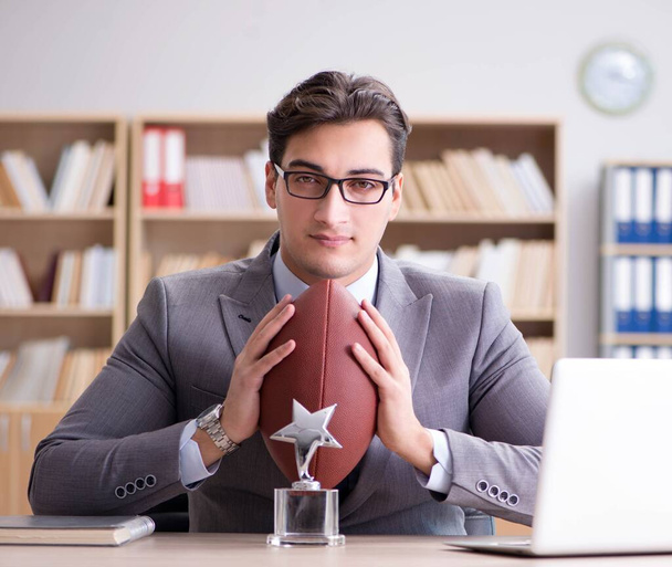 Empresário com futebol americano no escritório - Foto, Imagem