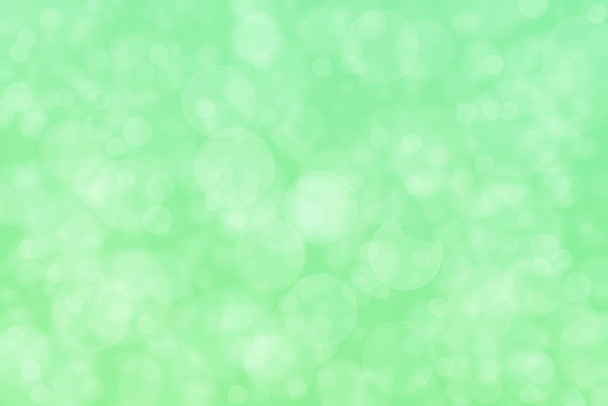 светло-зеленый абстрактный разряженный фон, форма круга bokeh шаблон. - Фото, изображение