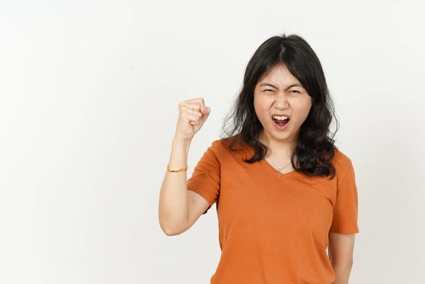 Rozzlobený výraz gesto krásné asijské ženy nosit oranžové tričko izolované na bílém pozadí - Fotografie, Obrázek