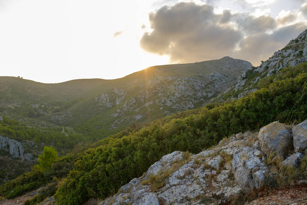 Widok ze szczytu góry skalnej w Montgri, Katalonia, Costa Brava, w słoneczny poranek - Zdjęcie, obraz