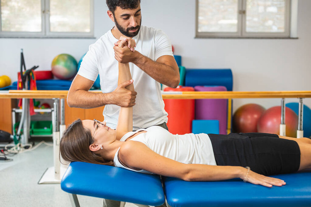 Physio treatment - elbow extension exercises - Fotoğraf, Görsel