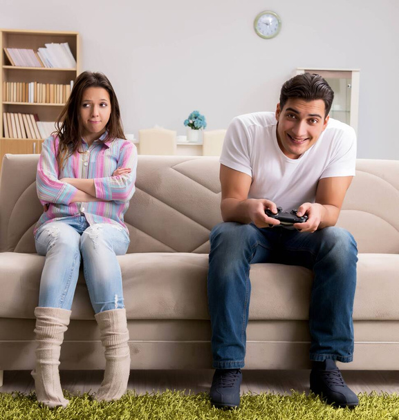 Młoda rodzina cierpiąca na uzależnienie od gier komputerowych - Zdjęcie, obraz