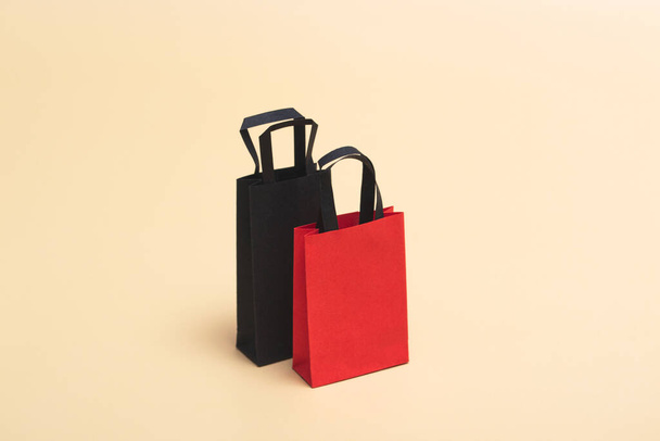 Black-Friday-Konzept, Papierattrappe schwarzer und roter Pakete auf farbigem Hintergrund. Schwarzer Freitag. Mit Kopierraum - Foto, Bild