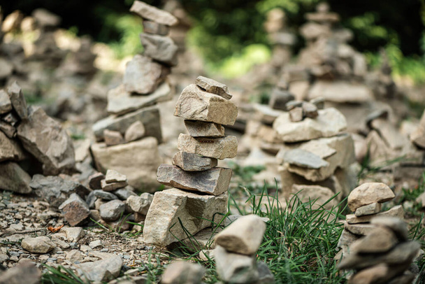 Taş bahçesi. Tuğladan yapılmış kayalardan piramitler. Denge kavramı - Fotoğraf, Görsel