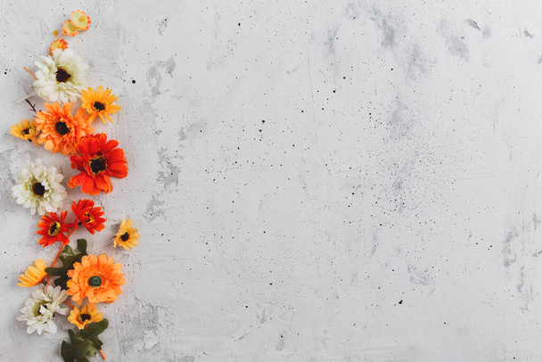 Grigio cemento piatto laici sfondo con teste di fiori colorati autunno - Foto, immagini