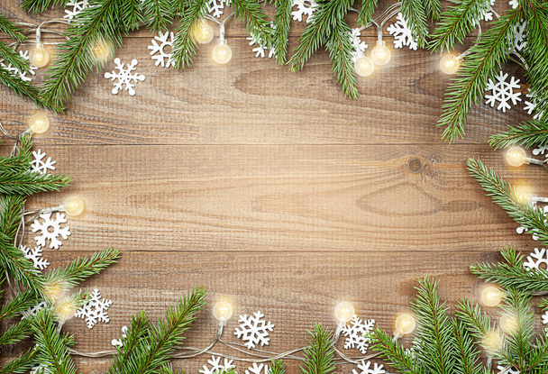 Χριστουγεννιάτικο φόντο με κλαδιά ελάτης, χριστουγεννιάτικα φώτα και νιφάδες χιονιού - Φωτογραφία, εικόνα