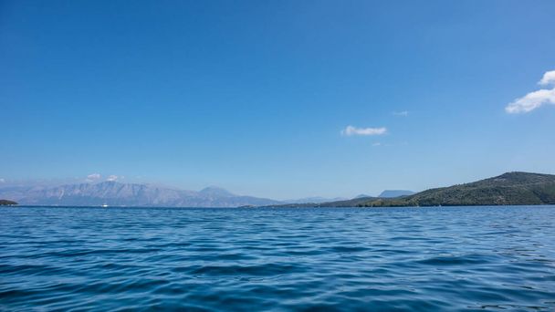 Blauer Ionischer Meerblick auf der griechischen Insel Lefkada. Segeln heller Tag mit lebendigem Himmel und Wasser - Foto, Bild