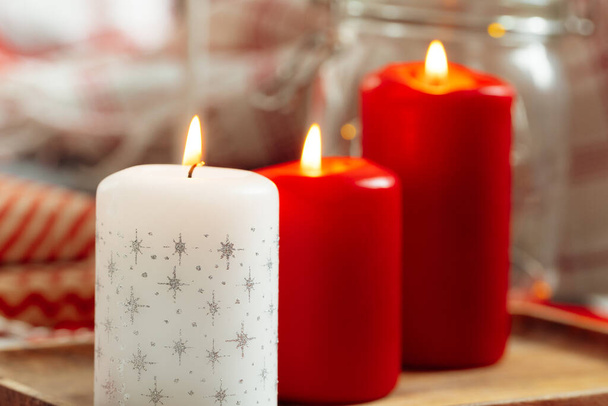 Red and white Christmas candles interior decoration - Foto, Imagem