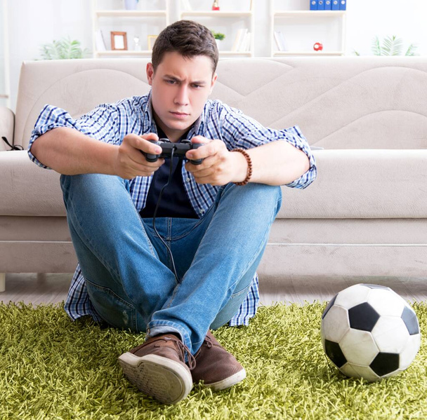 Junger Mann spielt Computerspiele zu Hause - Foto, Bild