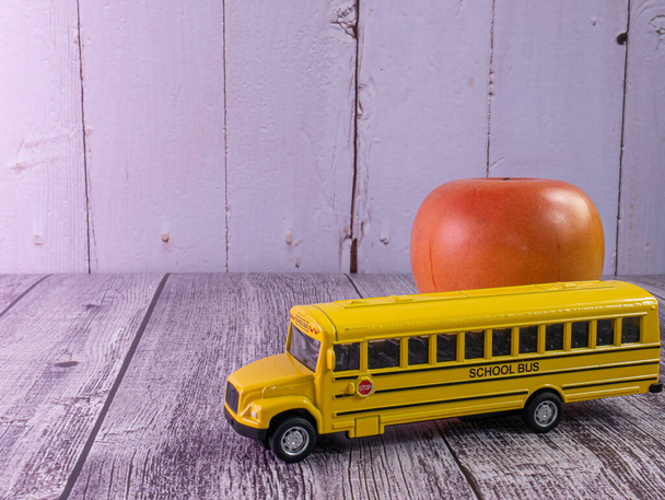 Lo scuolabus sul tavolo di legno per l'istruzione concep - Foto, immagini