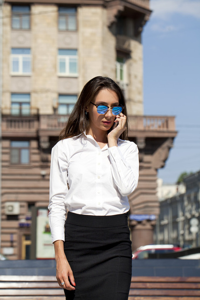Beautiful business woman talking on mobile phone - Valokuva, kuva