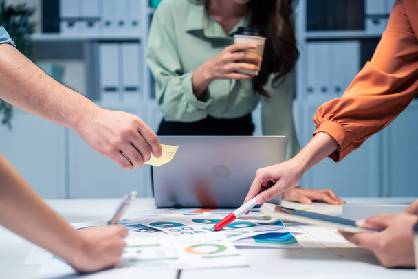 Κλείστε τα χέρια των επιχειρηματιών και των γυναικών ομάδα συνάντηση στο γραφείο. Ιδέα των εργαζομένων και να εργαστούν ως ομάδα, το σχέδιο και να συζητήσουν έργο από σημείο σε χαρτί. Εταιρική σχέση με σύγχρονους συναδέλφους ή συναδέλφους. - Φωτογραφία, εικόνα