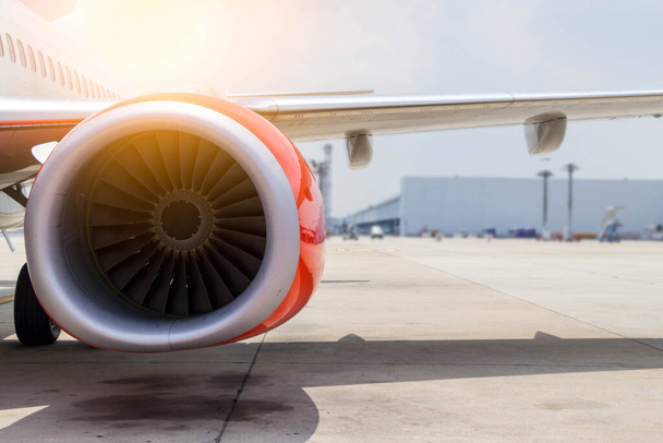 turbina del motor del avión en el aeropuerto - Foto, Imagen