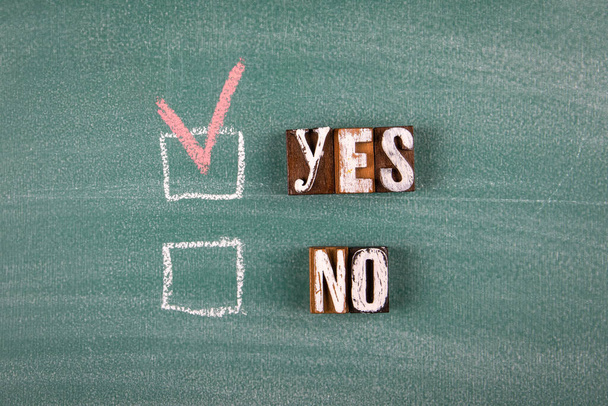 Umfrage ja oder nein. Grüne Kreidetafel Hintergrund - Foto, Bild