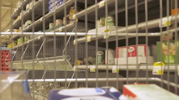 El aspecto de los estantes dentro de la tienda de comestibles - Imágenes, Vídeo