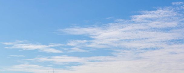 Nuages blancs sur beau ciel bleu clair en vacances d'été indique un excellent environnement d'air frais et pur, pas de temps de pollution, et heureux de respirer pour une bonne santé - Photo, image