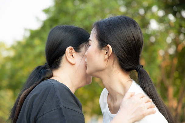 Дочь целует мамину щеку, концепцию семейной любви, День матери, единение - Фото, изображение