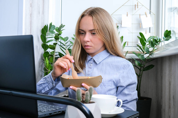 Woman holding lunch zero waste box, food delivery box with healthy meal weight loss diet menu, vegan food at workplace in office. Office employee having vegan lunch at workspace. Healthy business lunch at home - Fotografie, Obrázek