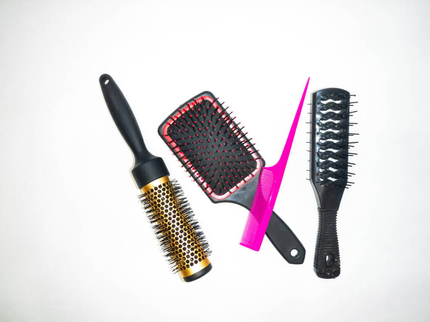 Набор разнообразных и красочных кистей и расчёсок для укладки волос - Фото, изображение