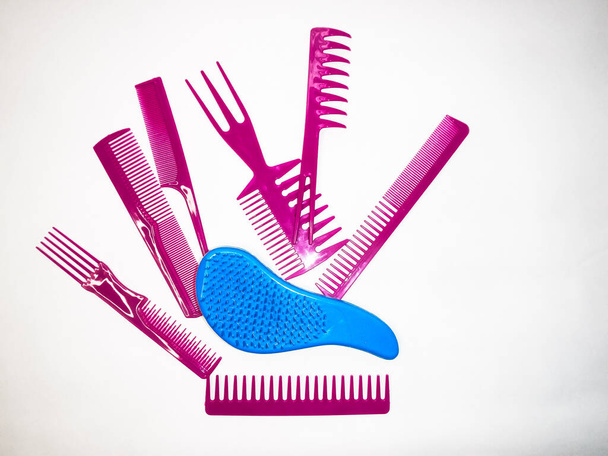 Набор разнообразных и красочных кистей и расчёсок для укладки волос - Фото, изображение