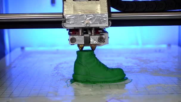 3D tiskárna tiskne ve formě roztavené plastové zelené. - Záběry, video