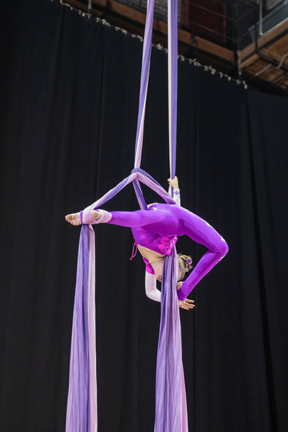 Tolyatti, Rusko - 25. července 2021: Letecká gymnastika mezi dívkami. - Fotografie, Obrázek