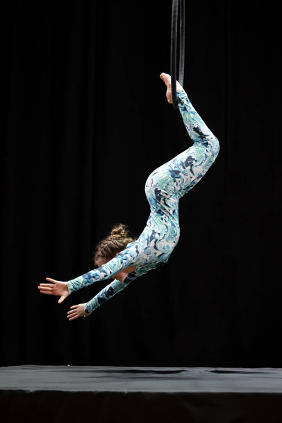 Тольятти, Россия - 25 июля 2021: Соревнования по воздушной гимнастике среди девушек. - Фото, изображение