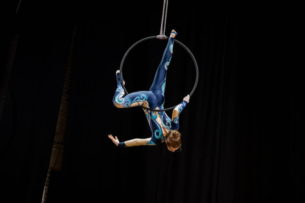 トルヤッティ、ロシア- 7月25 2021:女の子の間で空気体操競技. - 写真・画像